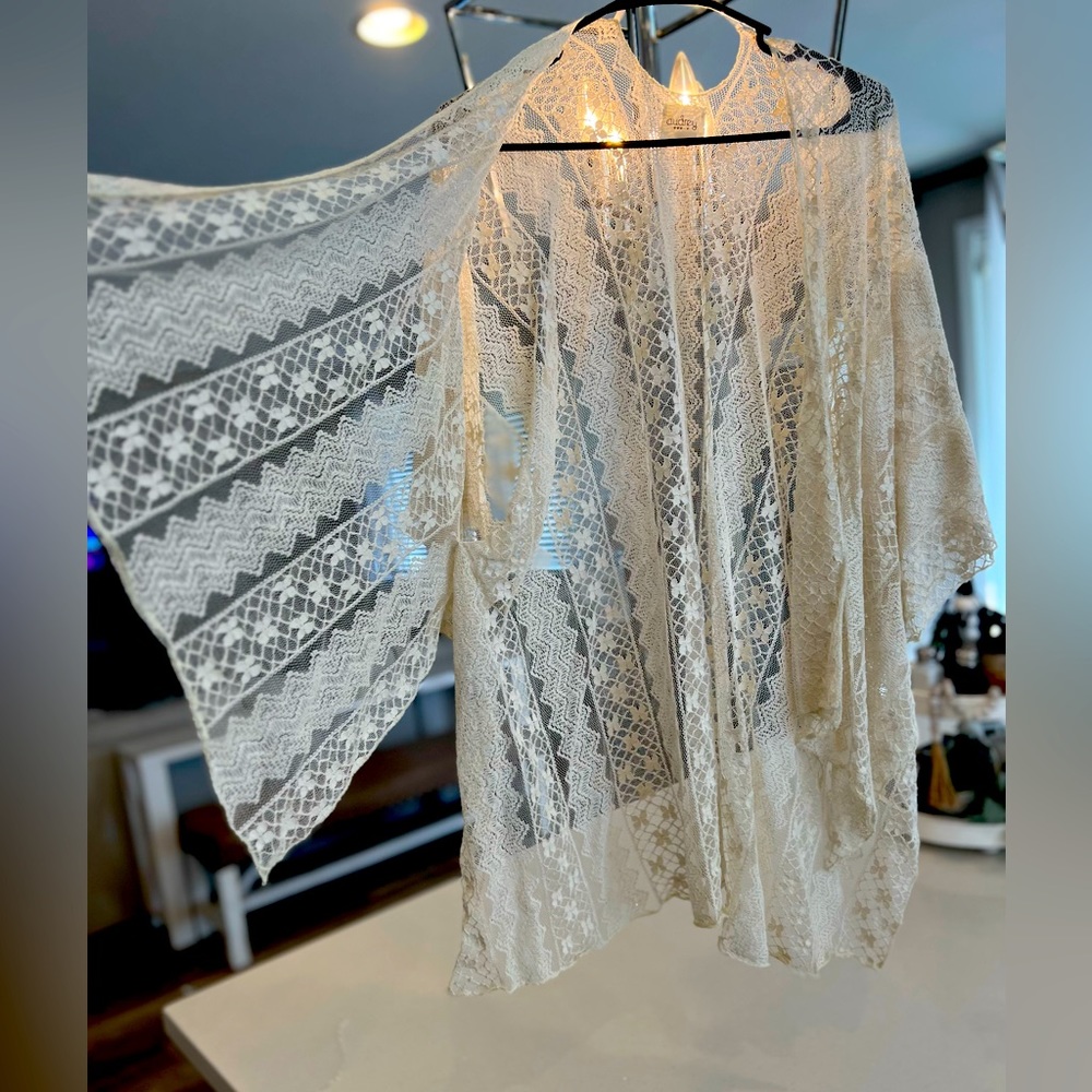 Cream lace kimono. Never been worn. Size small. Loose fit.